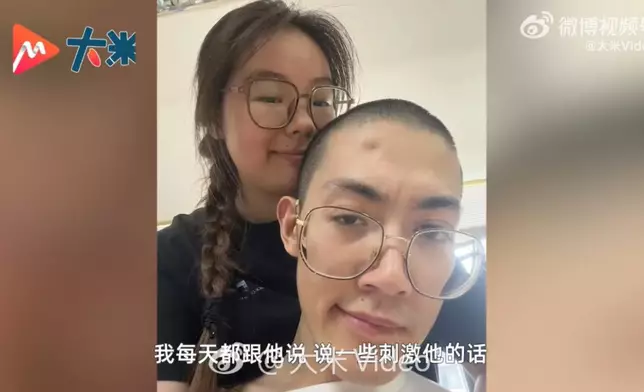 新婚丈夫突發腦出血成植物人，人妻辭職住進醫院照護半年陪康復。影片截圖