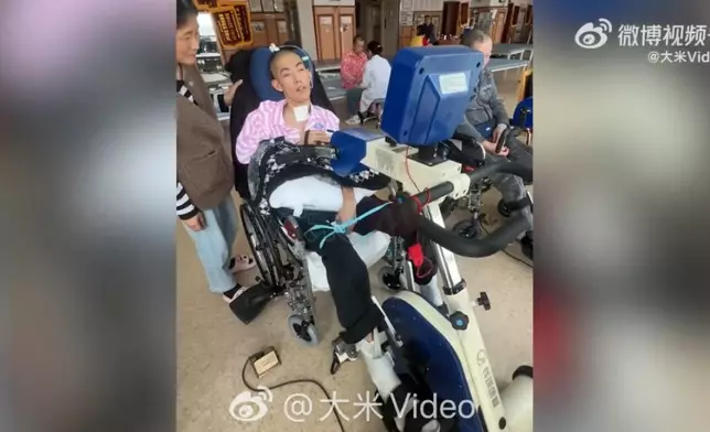 新婚丈夫突發腦出血成植物人，人妻辭職住進醫院照護半年陪康復。影片截圖