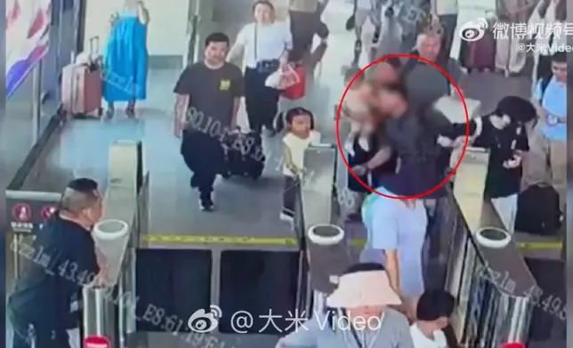 女護士乘高鐵返鄉遇男乘客暈厥進行心肺復甦，跪地搶救3分鐘挽回對方性命。影片截圖