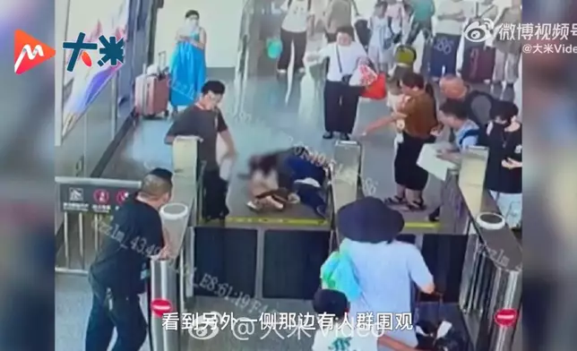 女護士乘高鐵返鄉遇男乘客暈厥進行心肺復甦，跪地搶救3分鐘挽回對方性命。影片截圖