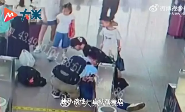 女護士乘高鐵返鄉遇男乘客暈厥進行心肺復甦，跪地搶救3分鐘挽回對方性命。影片截圖