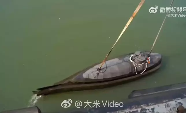 6旬農民手工打造出重5噸潛水艇並試航成功，最大下潛深度達8米。影片截圖