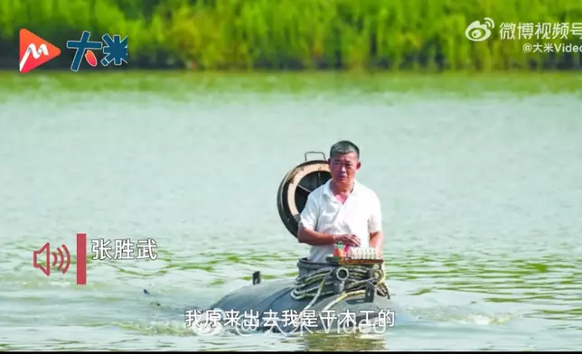 6旬農民手工打造出重5噸潛水艇並試航成功，最大下潛深度達8米。影片截圖