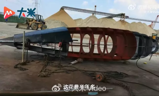 6旬農民手工打造出重5噸潛水艇並試航成功，最大下潛深度達8米。影片截圖