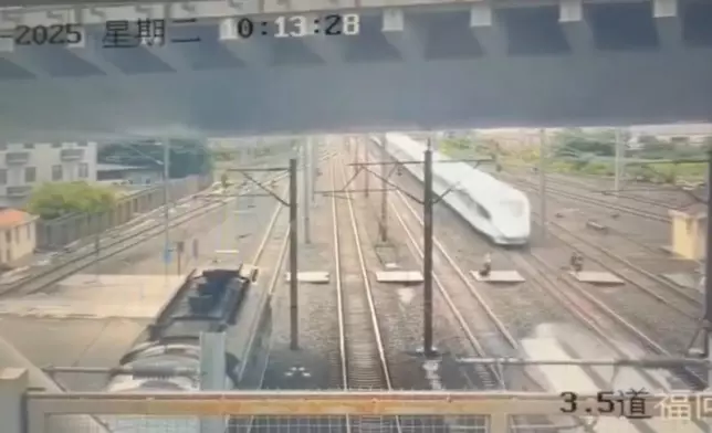 2名餐車員工貪方便橫越鐵軌搬運餐點，導致2列車緊急煞停。影片截圖