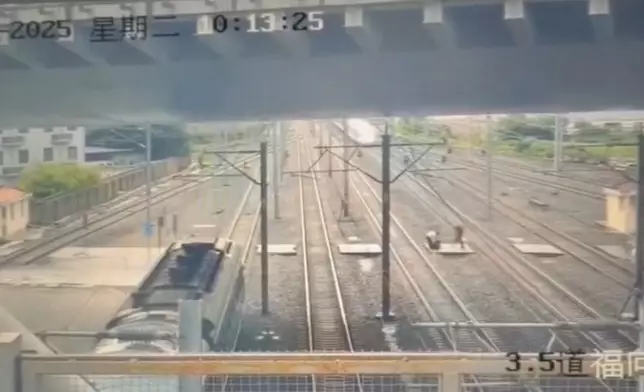 2名餐車員工貪方便橫越鐵軌搬運餐點，導致2列車緊急煞停。影片截圖