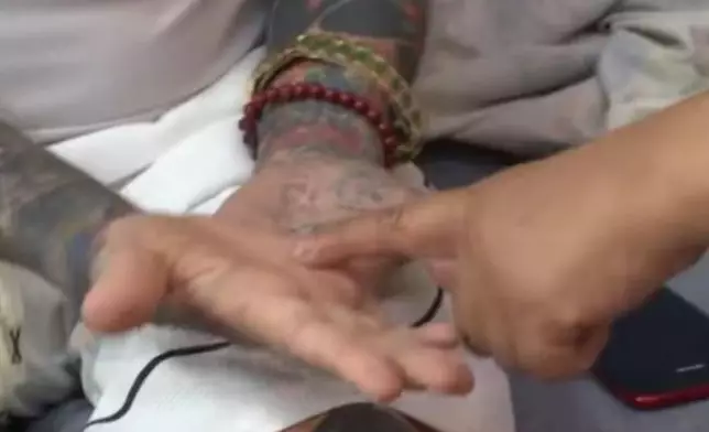 全身僅餘右手掌心未紋身。影片截圖