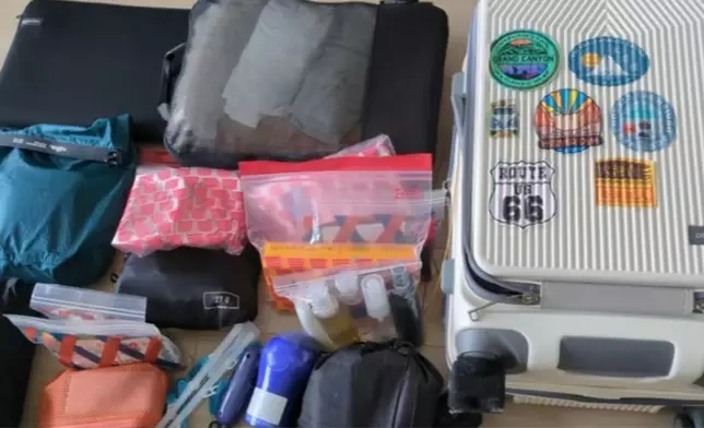 達人將出國2週的用品全部塞進20吋小行李箱。影片截圖