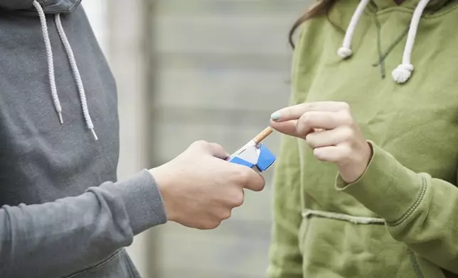 團隊研究發現，隨著電子煙等新型煙草產品盛行，青少年吸煙問題日益複雜。資料圖片