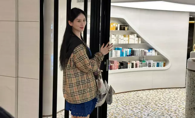 第二輪面試再接再厲，拿着市㥀估計約18萬的名貴手袋，搶盡風頭！（本網記者攝）