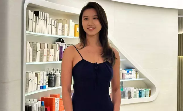 註冊社工甘詠寜（Phoebe）認為社工工作鼓勵他人尋找方向，現在自己也正在實踐這一點。（本網記者攝）