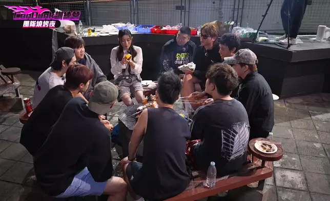 入⿊後，⼀班球員齊齊BBQ圍爐取暖。