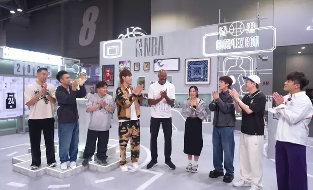 Bruce Bowen和「愛晴當入樽」的球員切磋。