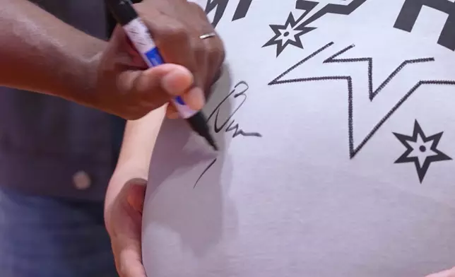 肥仔獲Bruce Bowen簽名。