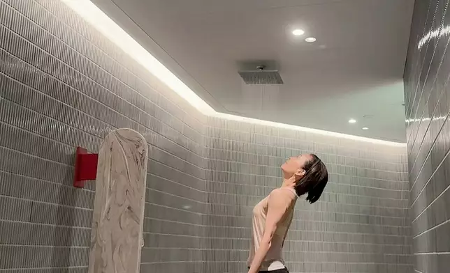 伍姑娘今日（1日）在IG分享沖涼片，稱有助減壓。