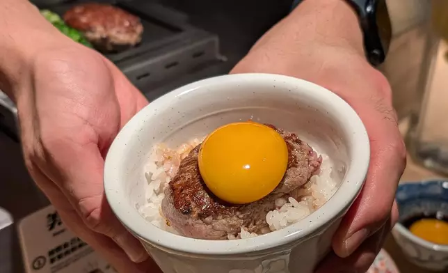 由九州黑毛和牛與美國牛肉混製的現烤漢堡排。