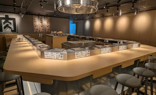 採用開放式廚房設計，食客可近距離觀賞主廚現煎漢堡排的精彩過程。