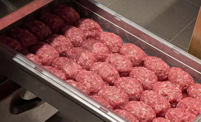 「肉肉大米」以對食材的極致追求，漢堡排選用穀物飼養的精選上腦牛肉，肉質鮮嫩多汁。