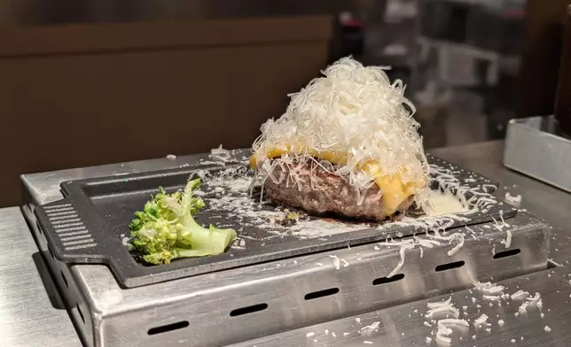 常規單人套餐可配搭牛漢堡排名和牛芝士漢堡排，套餐附有燒肉醬、洋蔥醬、日式芥末鹽麴等8種醬汁和調味料，飲品方面可配搭檸檬燒酒、啤酒等酒精飲品及汽水。