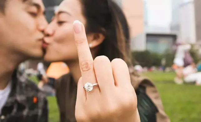 2021年4月在社交平台宣布獲富二代男友求婚成功。