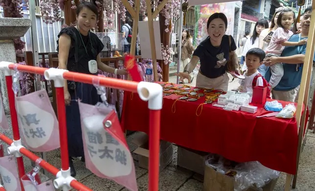 大家在「包公令牌破案過三關」攤位玩得不亦樂乎。