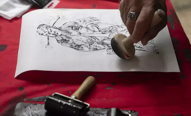 印製木刻版畫體驗非物質文化遺產。