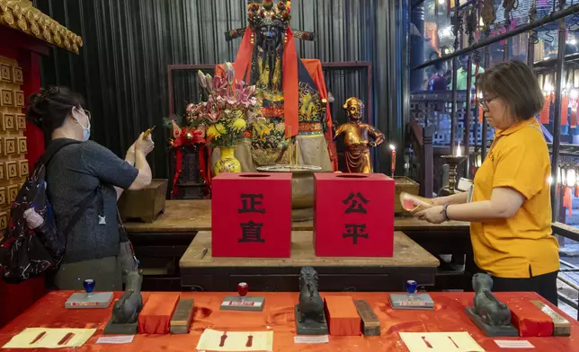 包公廉潔公正，早在150年前已被善信請至廟內供奉。