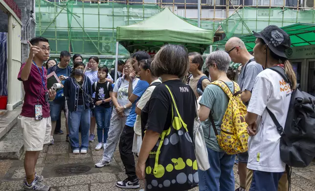 溫佐治帶領導賞團，穿梭文武廟不同角落，介紹包公典故。