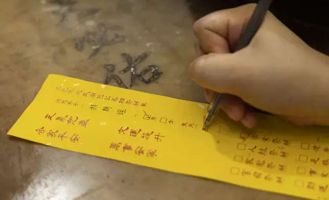 1.在解單上填寫姓名、生肖等資料，解單下方有多個祭解選項如「官司祭解」、「家宅祭解」、「學業祭解」、「事業祭解」、「健康祭解」、「是非祭解」等，讓善信按自身需要剔選。