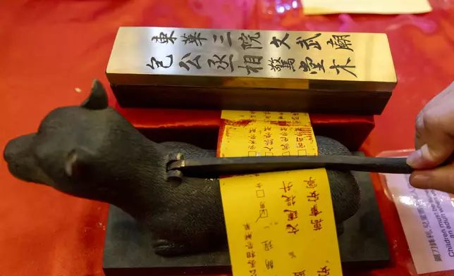 4.拉下迷你鍘刀切開祭解單。