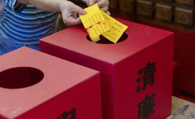 5.將鍘開的祭解單放入寫有「公平」、「正直」字句的祭解箱，便完成整個儀式。