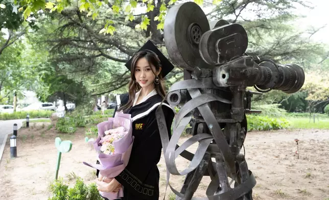 楊梓瑤早前在「小紅書」分享畢業照。