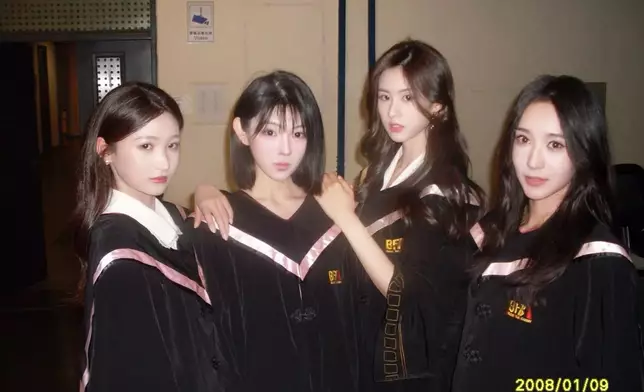 又晒出多張與靚女同學的合照。