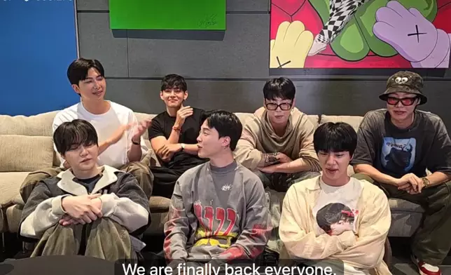 BTS七子退伍後首次以完整陣容合體開直播。Weverse截圖