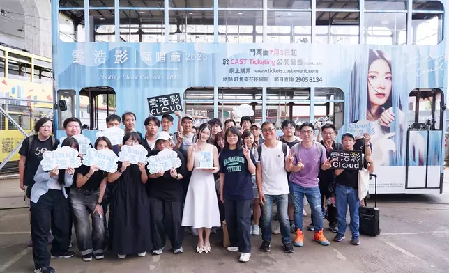 同時獲「迷雲黨」送上生日蛋糕。