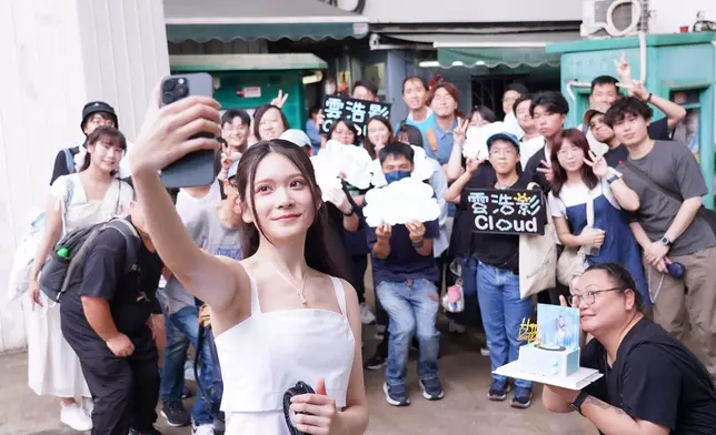 與「迷雲黨」自拍。