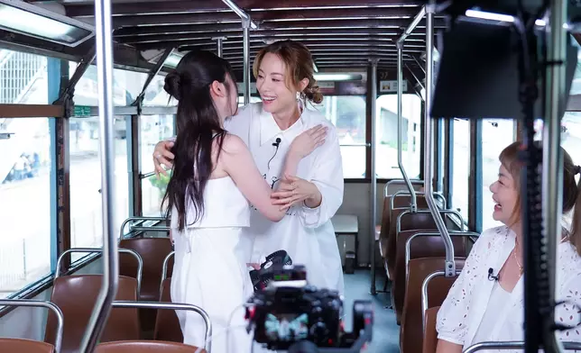 Cloud驚喜到成個人彈起。