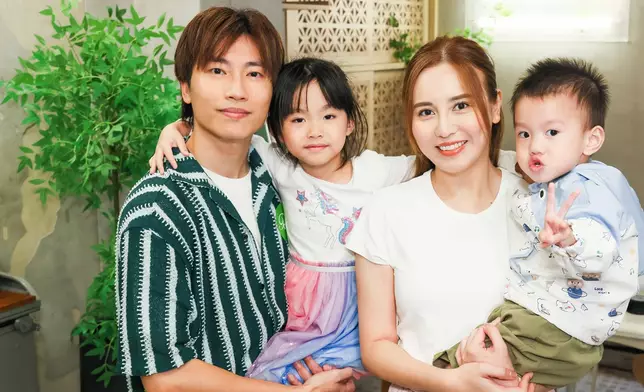 愛妻雨僑攜同一對可愛子女撐場。