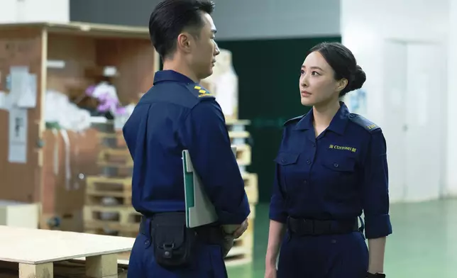 省鏡造型3：海關Look，盤起咗頭髮嘅陳瀅，另有一番風味。