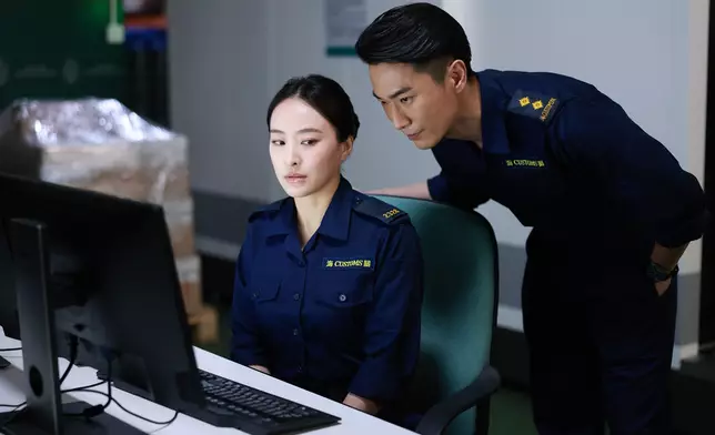 省鏡造型3：海關Look，盤起咗頭髮嘅陳瀅，另有一番風味。