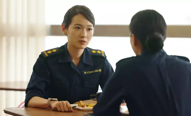 省鏡造型3：海關Look，盤起咗頭髮嘅陳瀅，另有一番風味。 蔡潔都備受正評架呢個Look。