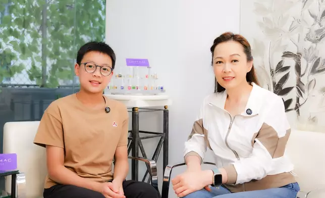 姚瑩瑩與囝囝Evan母子檔上陣為LIGHTMAC Wellness痛症中心拍攝廣告。