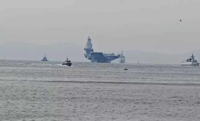 山東艦航母今早進入本港水域。讀者提供