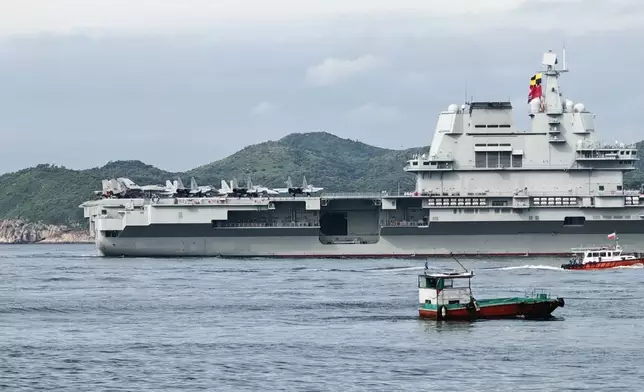 山東艦航母今早進入本港水域。讀者提供