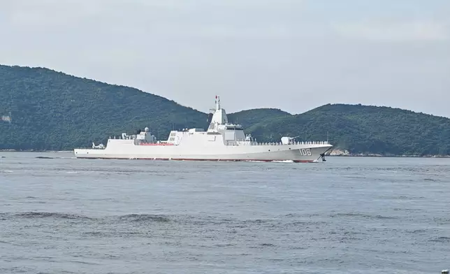弦號106有「航母帶刀侍衛」之稱的055大驅延安艦，亦非常矚目。讀者提供