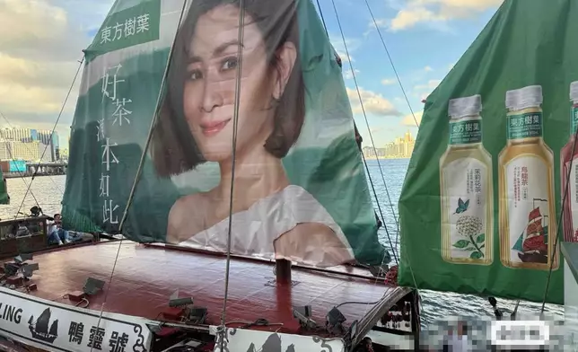 白天時，帆船上的阿佘笑容明媚