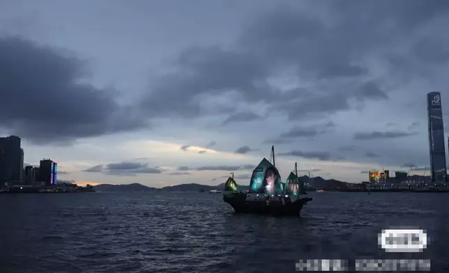 維港帆船廣告晝夜反差大
