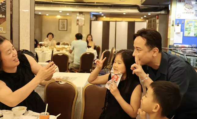 杜大偉忙於同小朋友合照。