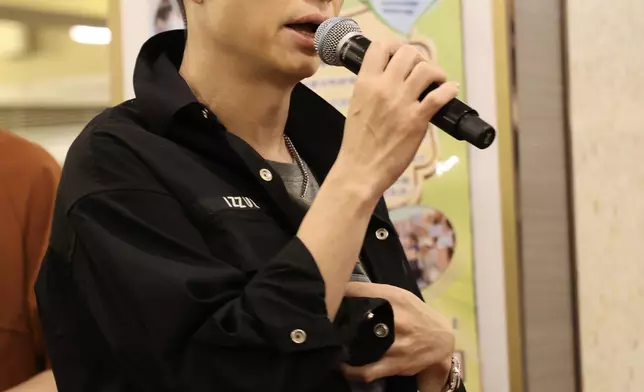 方俊唱了多首金曲《一生中最愛》、《側面》及《勝利雙手創》。