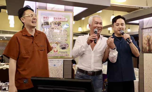 《愛·回家》杜大偉、鄧永健及張本立在台上大派禮物。